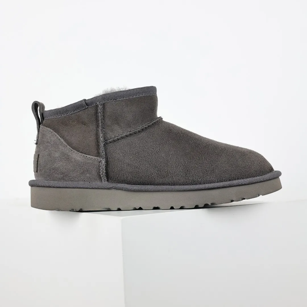 Pick up locally 💰520 Core recommendation Good price It is a very suitable choice for keeping warm in winter and at home. In the new year, uug launched a series of styles, which are partial to the preferences of young consumers and have also moved to the forefront of fashion trends. Shoe body material Water-repellent coated suede upper 17mm UGGPURE™ implantable wool insole Lightweight non-slip comfortable rubber outsole With brand LOGO trademark Comes with a full set of packaging Size: 35 36 37 38 39 40 41 42 43 44